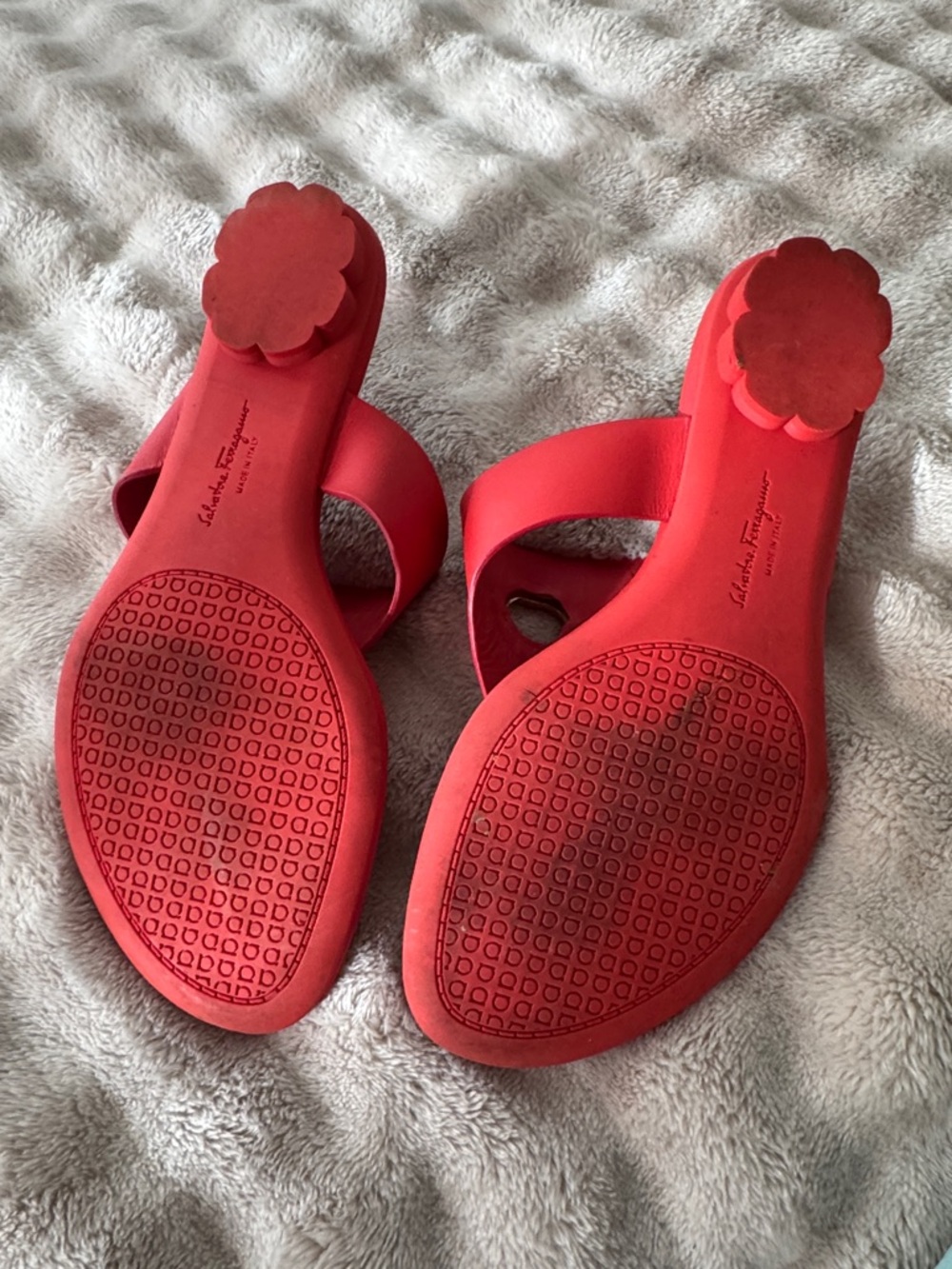Salvatore Ferragamo Red Leather Thong Sandals with Gold Logo - Picture 2 of 5